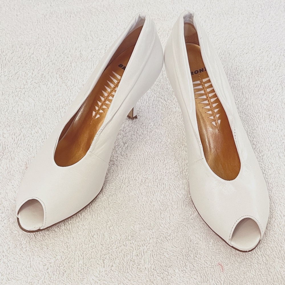 Bronx White pumps